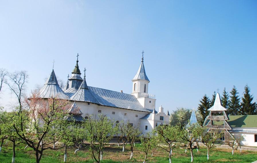 Biserica - vedere exterioară